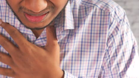 hombre tos y dolor en el pecho