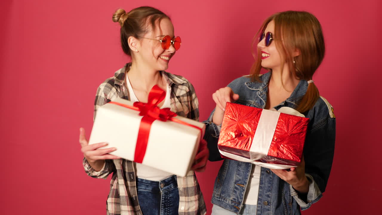 dos amigos felices con regalos