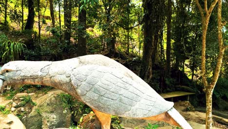 anfiteatro de deidades estatuas en el jardín mágico de buda o el jardín secreto de buda