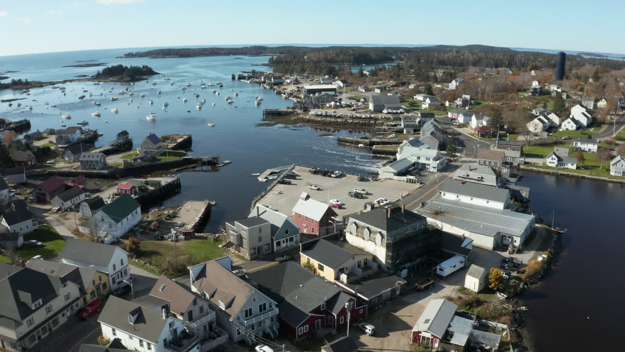 Laaja panoroiva ylilentokuva dronella Vinalhavenin pääkadun yllä, Foxsaarilla, Knox Countyn piirikunnassa, Mainessa, Yhdysvalloissa.