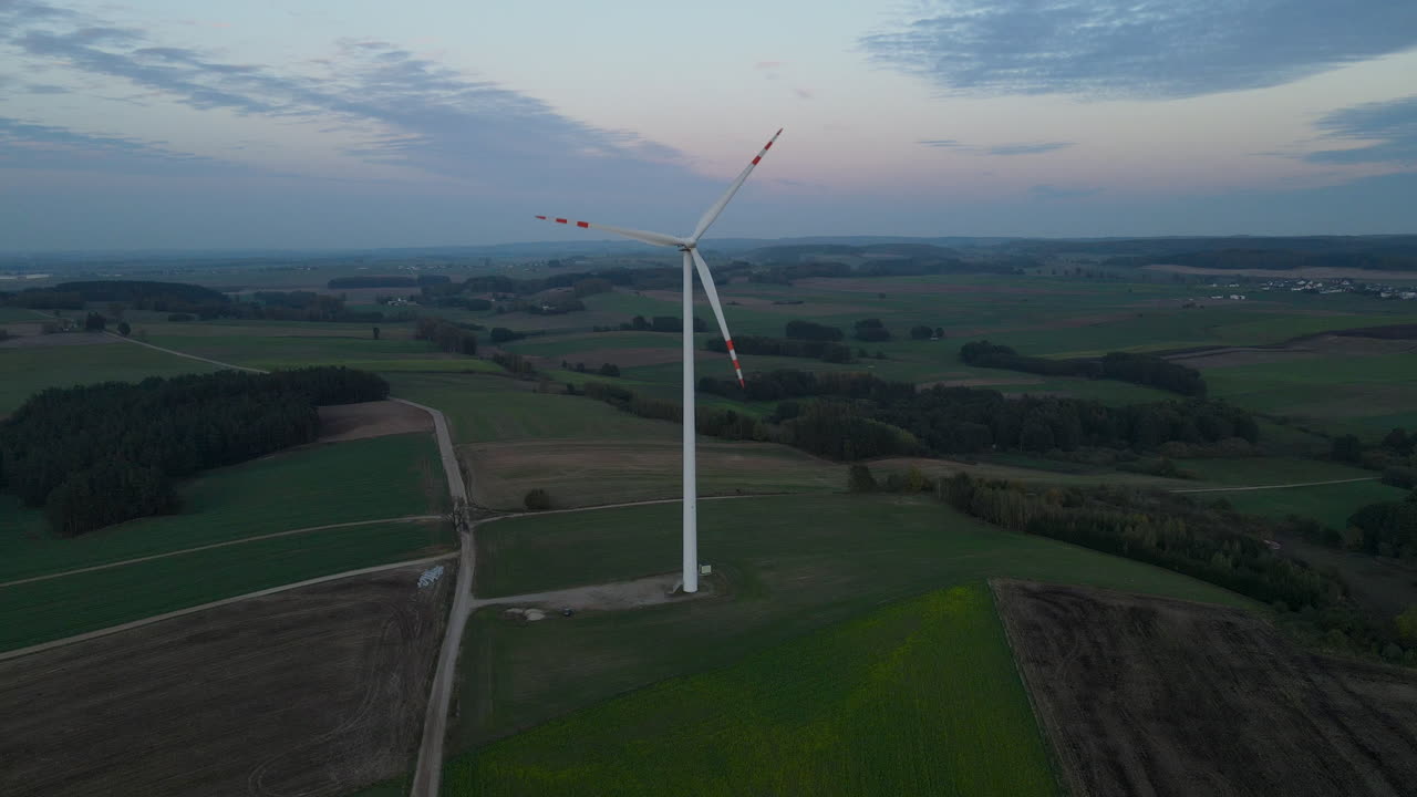 Turbina eolica che genera energia eolica a Lubawa, Polonia, al tramonto - drone in ascesa