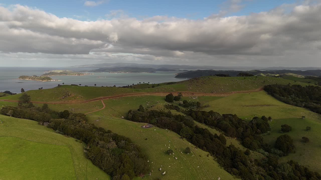 Riserva Storica di Stony Batter, paesaggio suggestivo, Isola di Waiheke, Nuova Zelanda. Vista panoramica aerea con drone