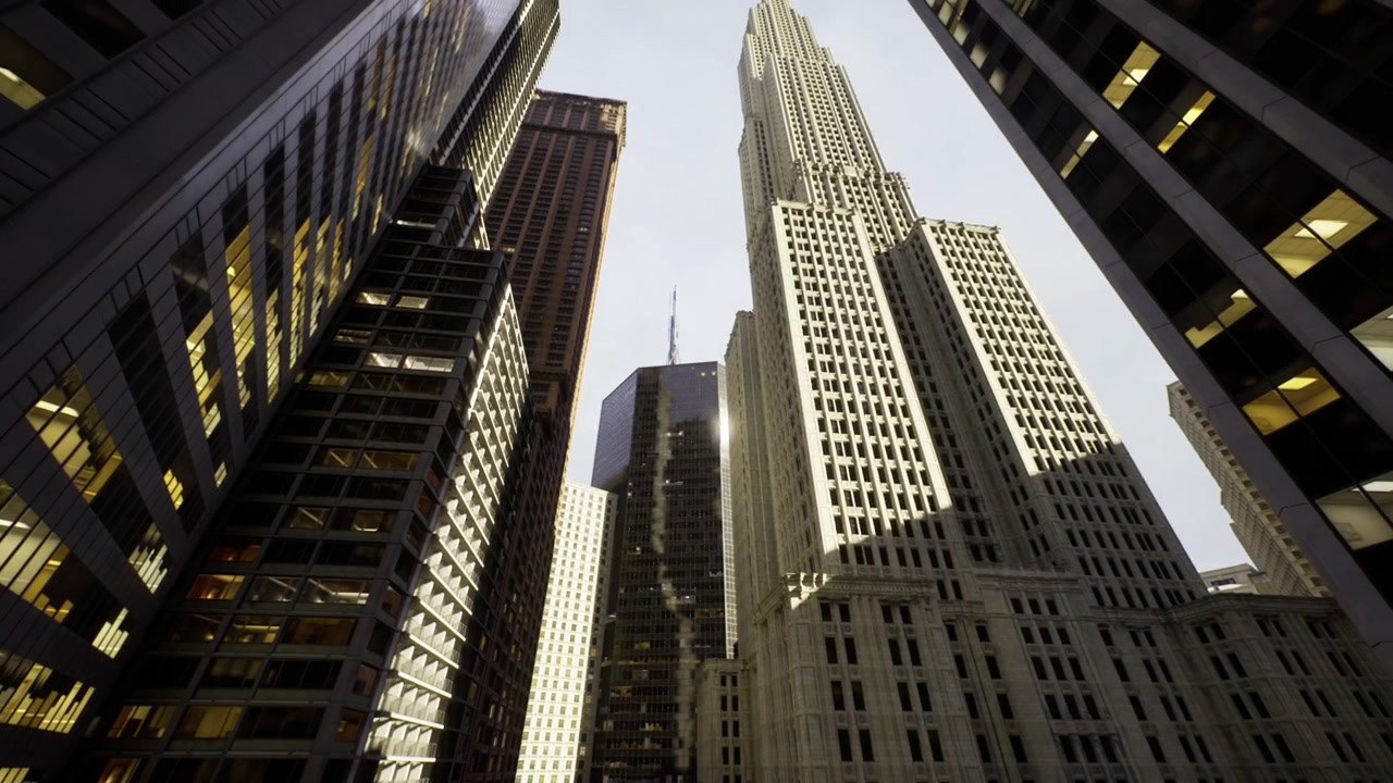 Edifícios com fachadas refletivas capturam a luz crepuscular contra uma paisagem urbana em camadas