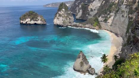 Majestic-Diamond-Beach,-Nusa-Penida