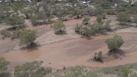 Flussbett-Des-Fast-Trockenen-Todd-Flusses-In-Der-Nähe-Der-Stadt-Alice-Springs---Schlammiger-Fluss-Des-Todd-In-Den-Macdonnell-Ranges,-Australien