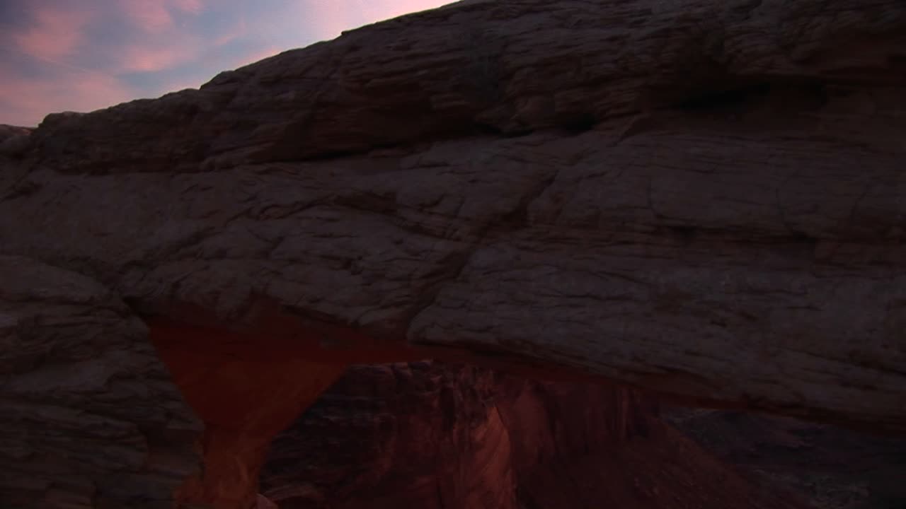 foque abajo del arco de la mesa en el parque nacional canyonlands utah 1