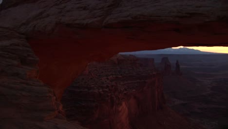 Foque-Hacia-Abajo-Del-Arco-De-Mesa-En-El-Parque-Nacional-Canyonlands-Utah-1