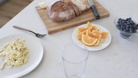 una extensión de desayuno está dispuesta en una encimera de mármol