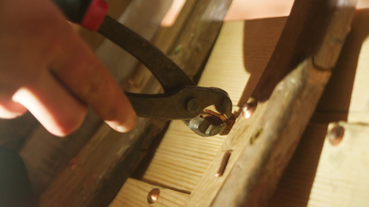 Fastening hull plank using copper nails and roves wooden boat