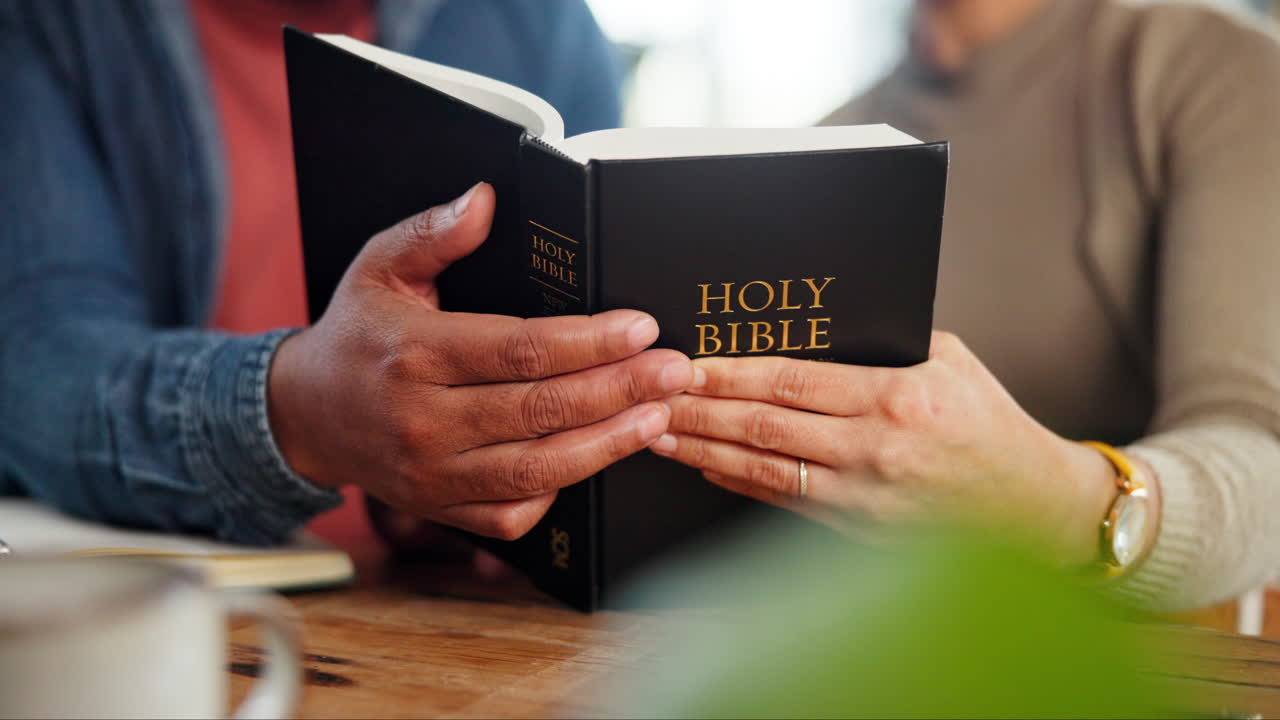 부부 가 함께 성서 를 읽는 것