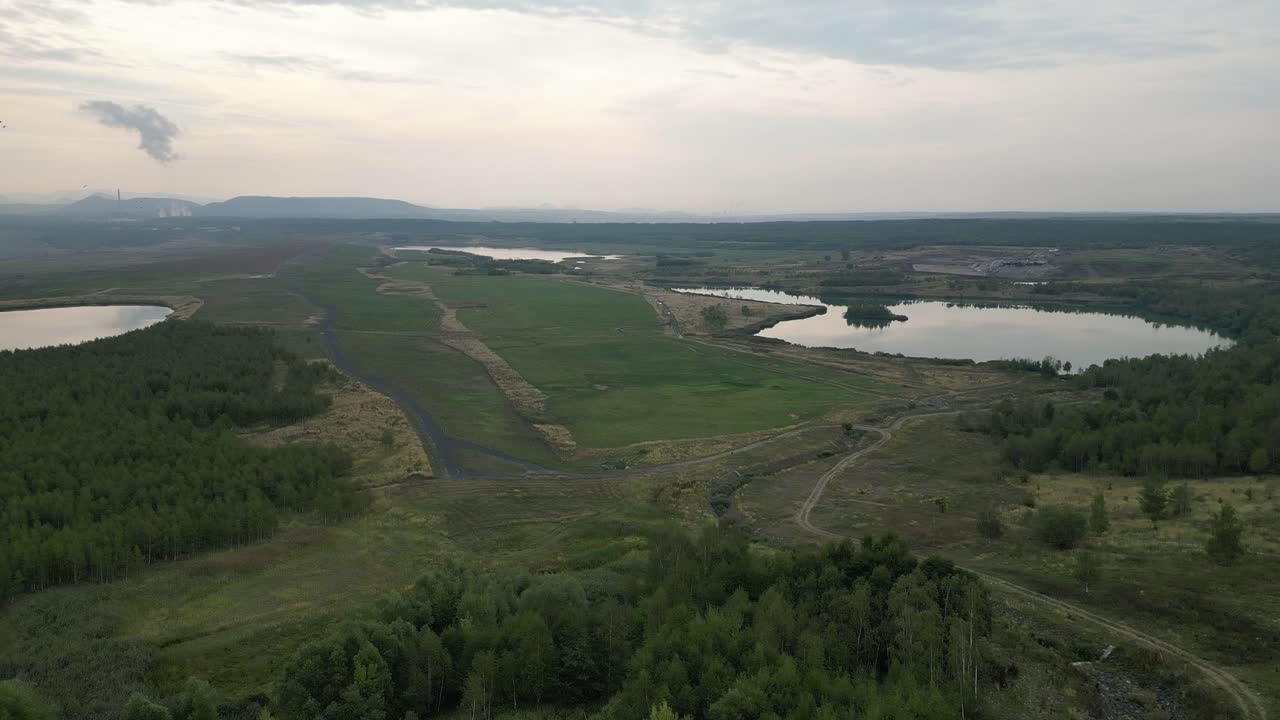 naturaleza llena de lagos en el sitio de la cantera de lignito original