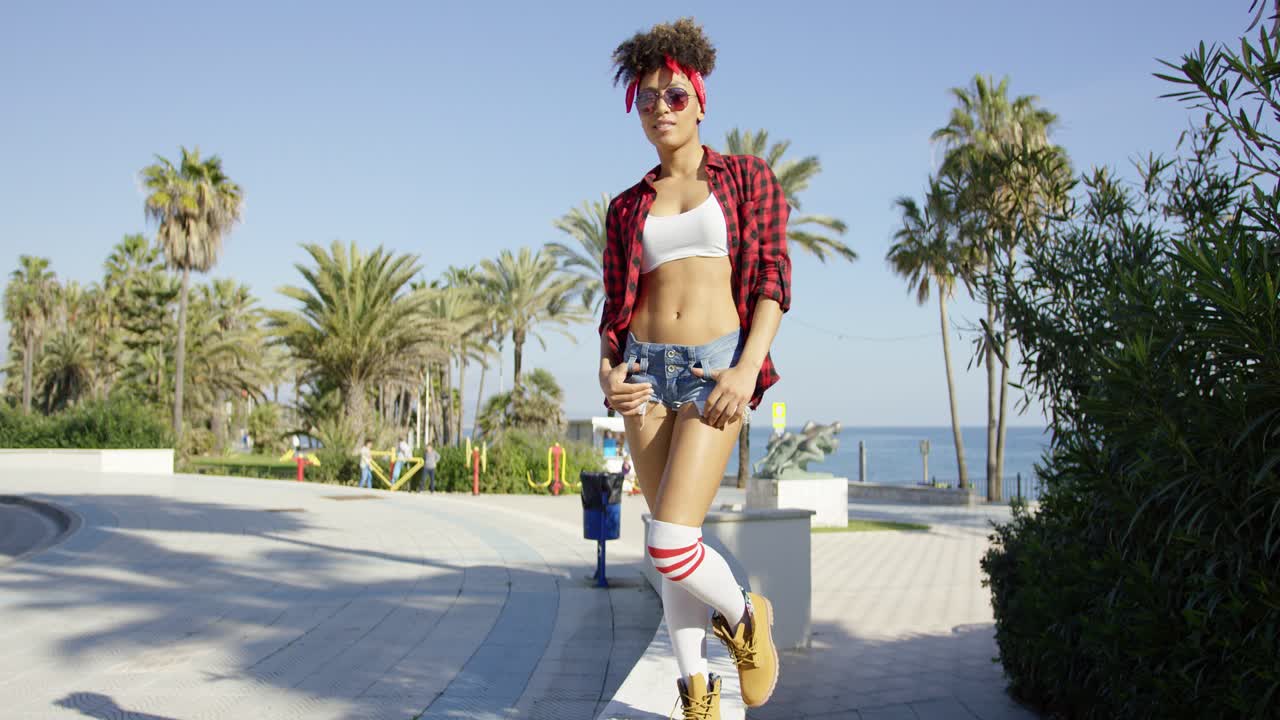 adorable niña caminando sobre concreto