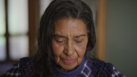 Nahaufnahme-Einer-älteren-Indischen-Frau,-Die-Sich-Mit-Geschlossenen-Augen-Ausruht-Und-Entspannt-Im-Hintergrund-Eines-Altersheims-Atmet