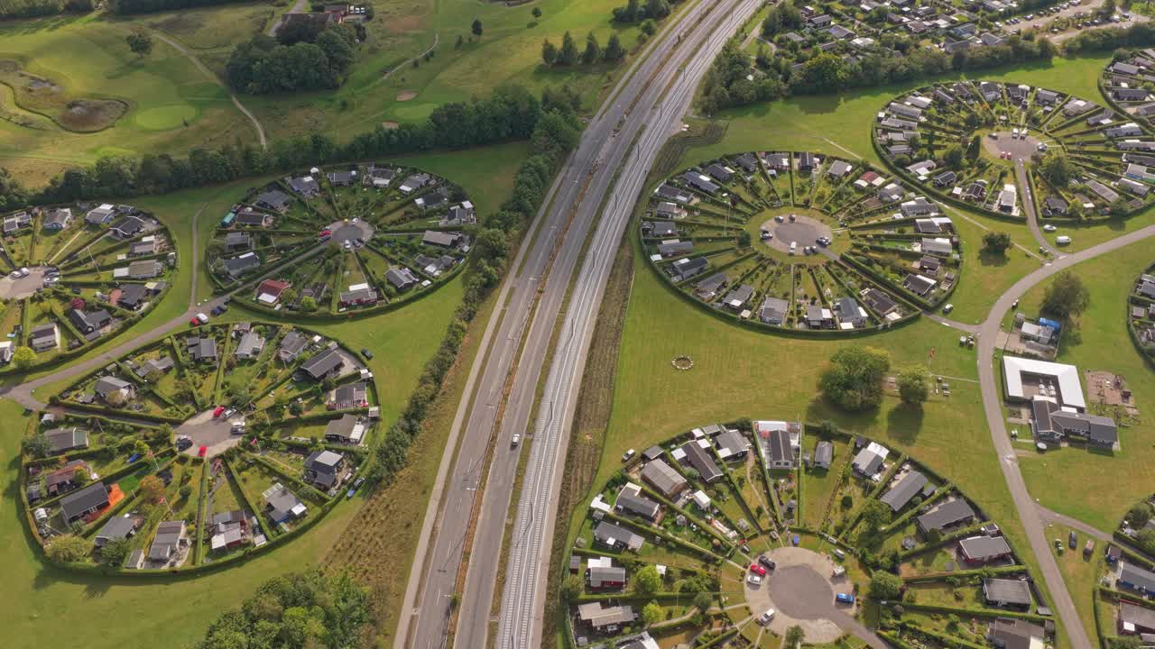Letecké panorama: Kruhové vesnice Brondby Haveby zasazené do svěží zeleně