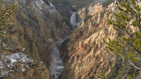 wodospad spływa po zboczu góry w parku narodowym yellowstone