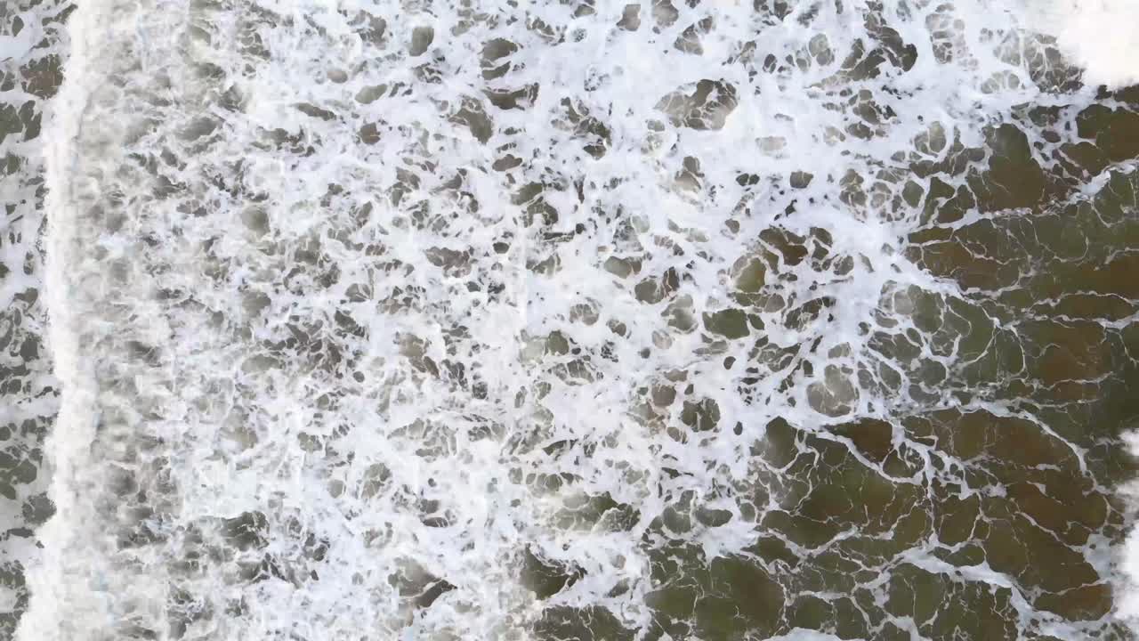 Zenithal drone shot of waves