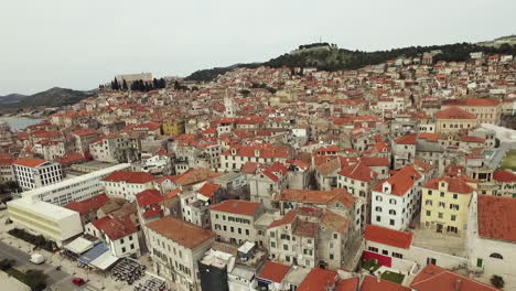 Drone-View,-Croacia,-Ciudad-De-Sibenik,-Vista-Panorámica-Del-Casco-Antiguo