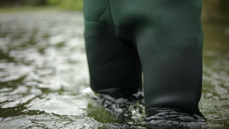 Toma-En-Cámara-Lenta-De-Un-Pescador-Masculino-Usando-Vadeadores-Mientras-Pesca-Con-Mosca-2