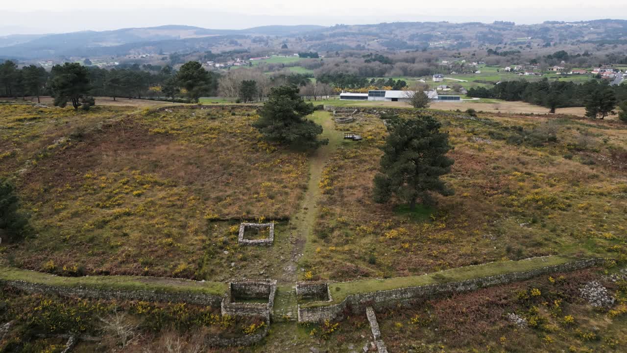 dolly aéreo por encima de las paredes de roca de piedra de castro de san cibran en las ourense españa