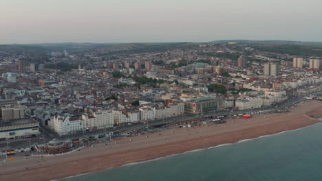 Toma-Aérea-Hacia-El-Centro-De-Brighton-Al-Atardecer