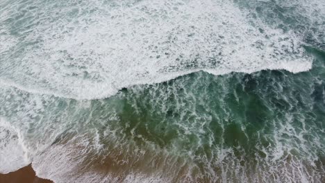 Olas-En-La-Playa-De-Portugal