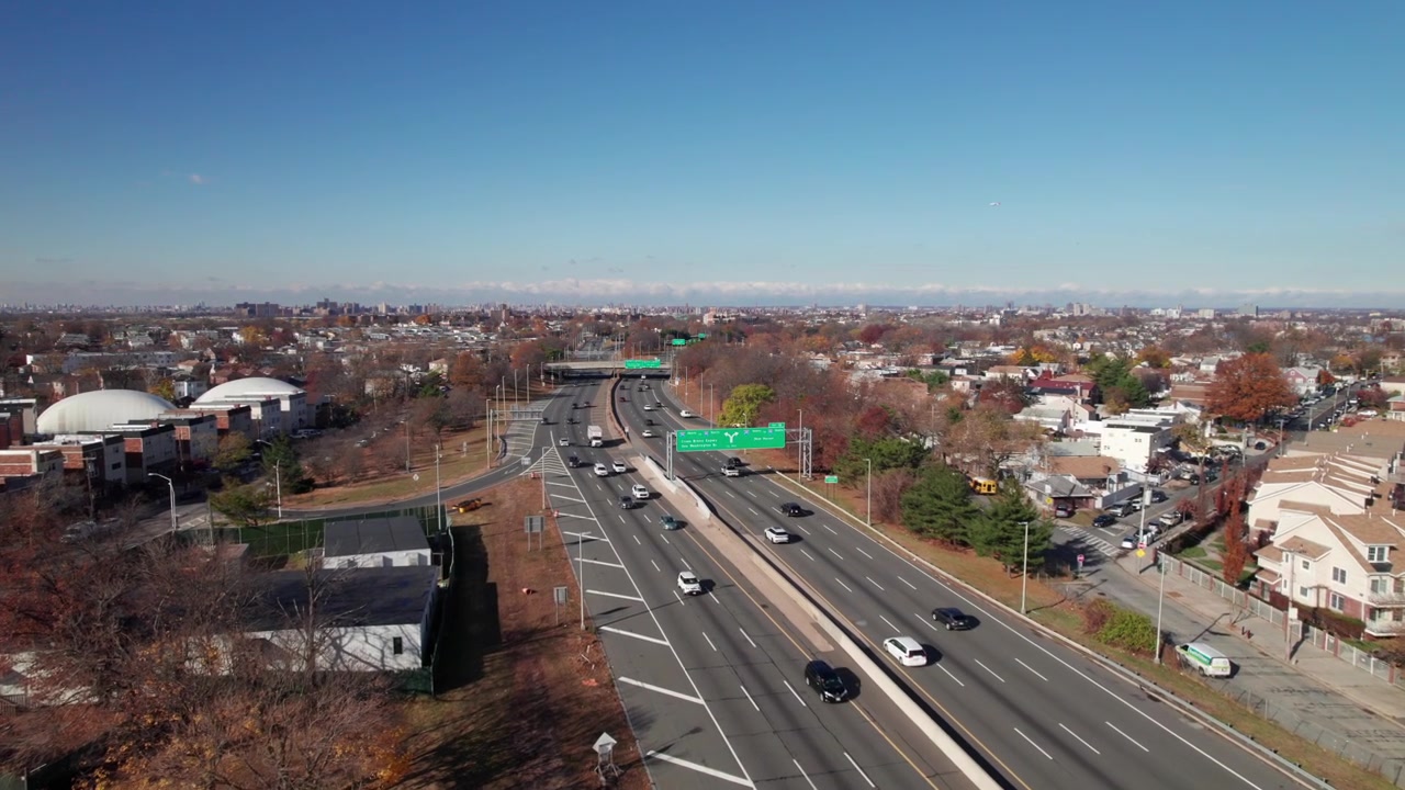 Lalu lintas di I-295 di Throgs Neck dan The Bronx, New York, 4K