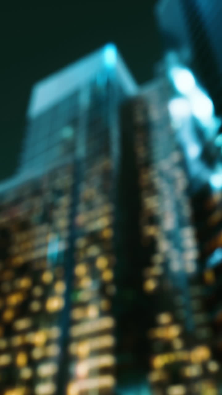 el paisaje urbano borroso por la noche