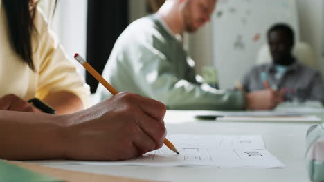 estudiantes haciendo pruebas