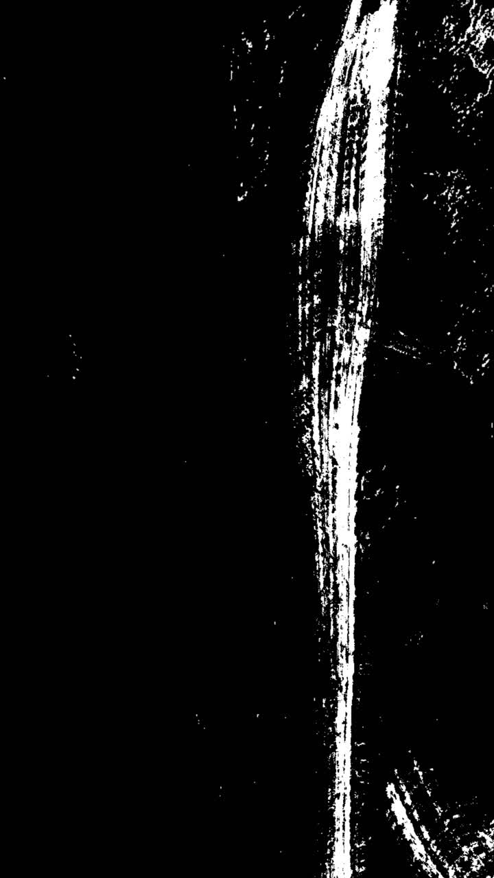 Pennellate astratte bianche effetto grunge su sfondo nero