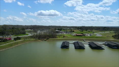 Sideways-aerial-shot-of-Clarksville-Marina-in-Clarksville,-Tennessee