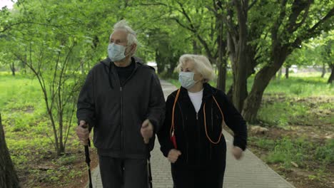 Aktiver-älterer-Alter-Mann,-Frau-Trainiert-Während-Der-Quarantäne-Nordic-Walking-Im-Park