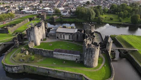 Wasserschloss-Im-Zentrum-Der-Stadt-Caerphilly,-Südwales,-Großbritannien,-Luftpanorama