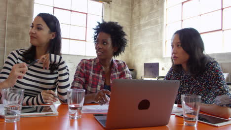 Diseñadores-Femeninos-Que-Se-Reúnen-En-La-Oficina-Moderna-Rodada-En