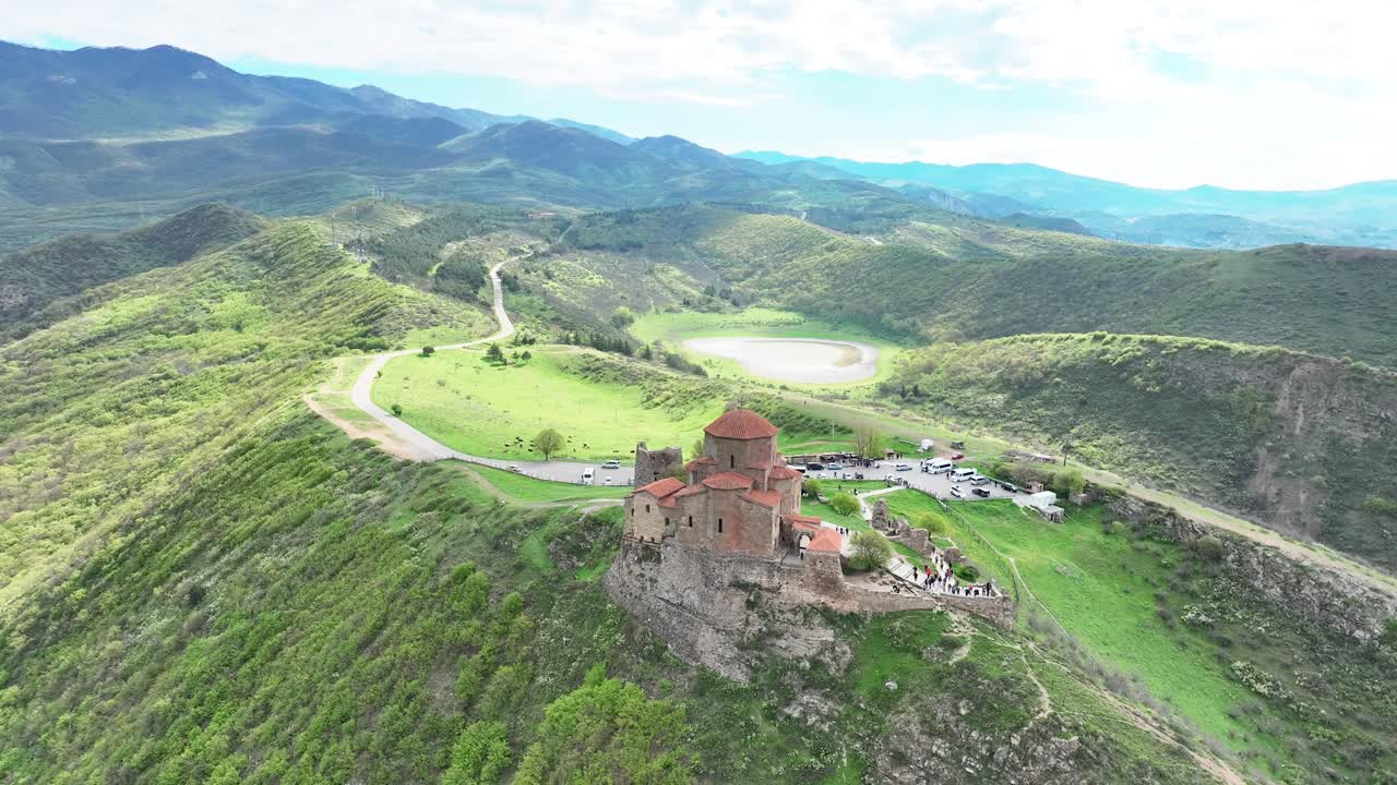 monasterio y templo georgiano de jvari cerca de mtskheta en el este de georgia - retirada aérea