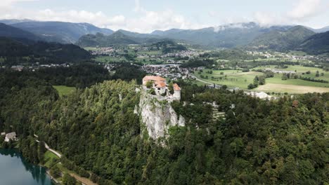 castillo en una colina con montañas en el fondo