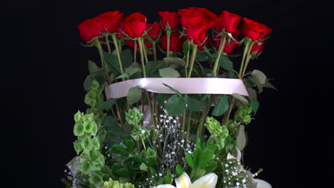 Rosen-Arrangement-Mit-Lilien-Lilie-Spinnen-Im-Schwarzen-Hintergrund