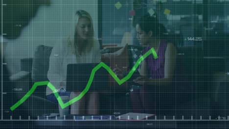 animación del procesamiento de datos estadísticos sobre dos mujeres diversas discutiendo sobre una computadora portátil en la oficina