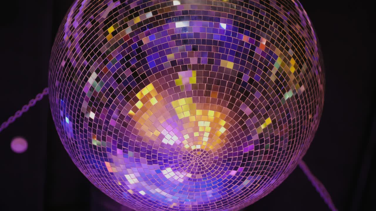 bola de discoteca de espejo giratorio, primer plano