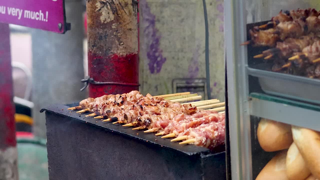 하노이 거리에서 그릴 된 돼지고기 스피어