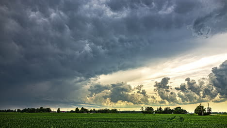 Bewölkter-Himmel-über-Ländlichem-Feld---Zeitraffer