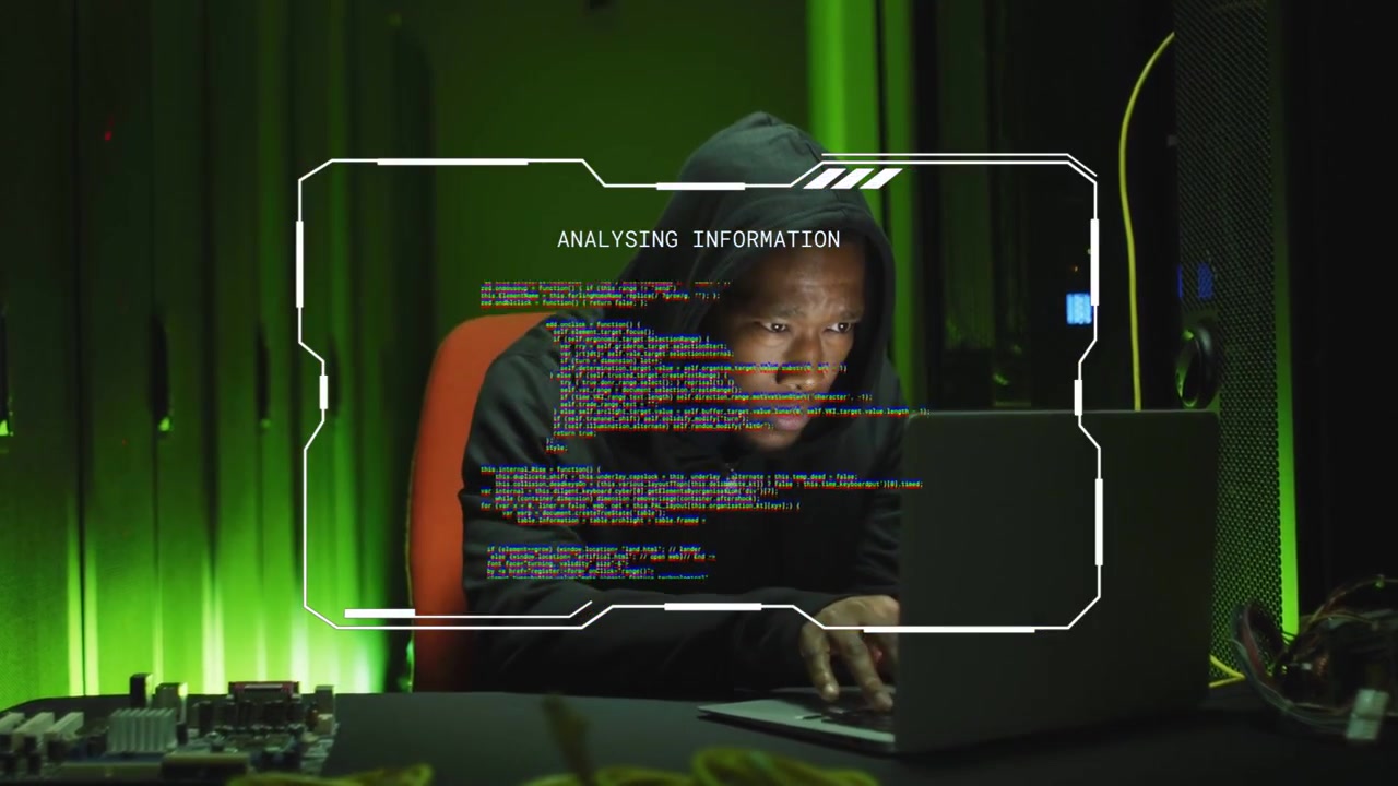 HUD-overlay vises, hætteklædt operatør taster og scroller kode, kontrollerer rack og diagnosticerer system.