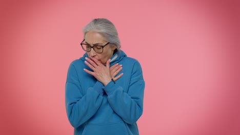 no saludable madura vieja abuela abuela tos cubriendo la boca con la mano, sentirse enfermo, alergia