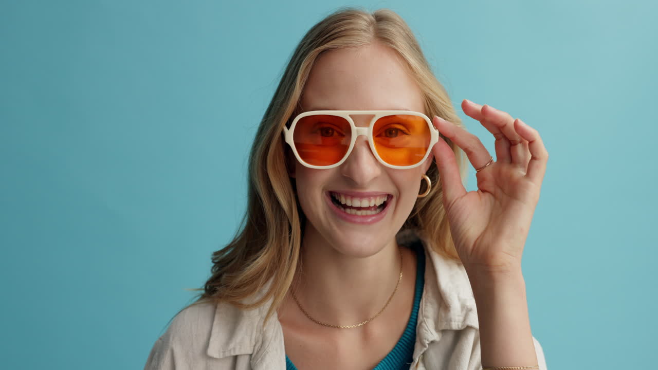 mujer feliz con gafas de sol