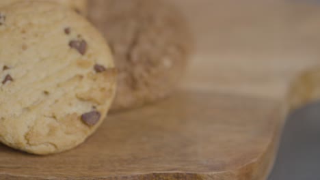 ángulo extremo de primer plano de las galletas de chocolate giratorias y un pastel