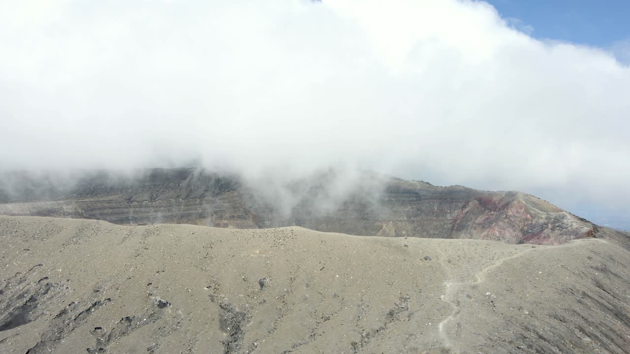 volcán con niebla por encima, el salvador santa ana, stratovolcán de américa central