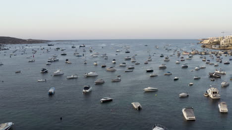 toma aérea volando sobre cientos de yates anclados en una bahía marina, malta