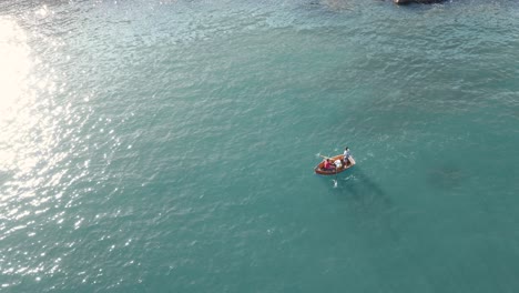 Von-Oben-Nähert-Sich-Per-Drohne-Einem-Kleinen-Fischerruderboot-Im-Ozean