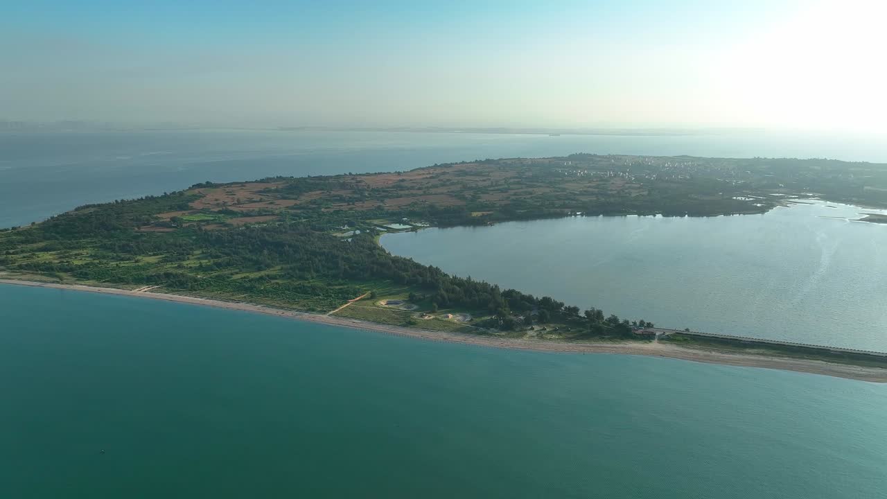 vista aérea de kinmen isla 金門 con el mar y hermosa isla durante el día soleado con cielo azul