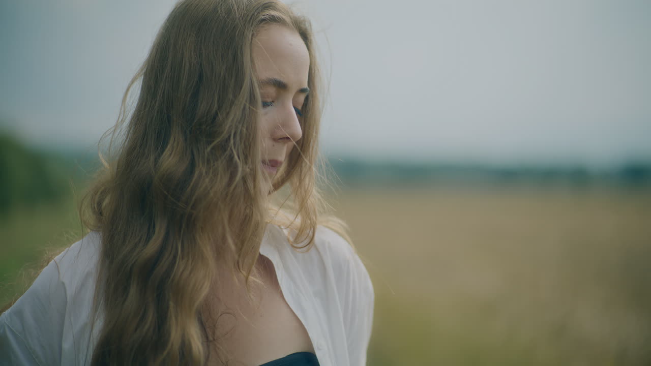 내성적 분위기 초상화