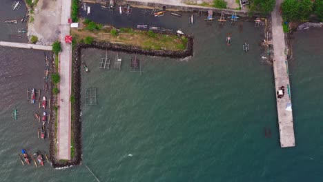 Vista-Aérea-De-Arriba-Hacia-Abajo-En-El-Muelle-En-El-Lago-Rural-Con-Barcos-Vistos-Desde-Arriba---Disparo-De-Drones